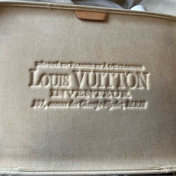 Previously loved Louis Vuitton Laptop case. - Picture 5 of 11